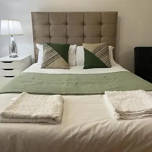https://a-modern-cosy-flat-in-london-zone-2.cambridgehotelsuk.com
