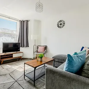 https://stylish-flat-in-london-with-free-parking.cambridgehotelsuk.com